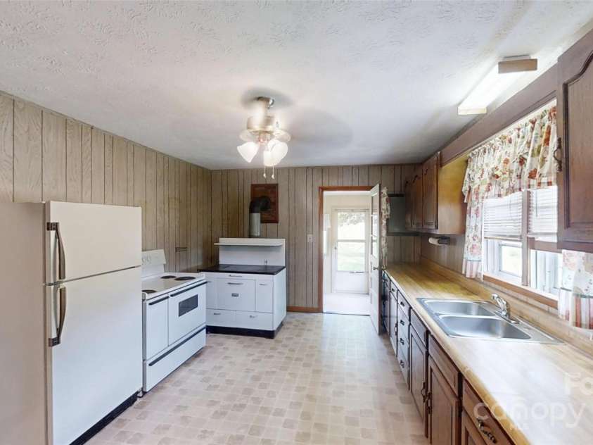 560 Bailey Mountain Road, Mars Hill, NC 28754.  MLS# CAR4279232, YatesRealty ID 25648. 
