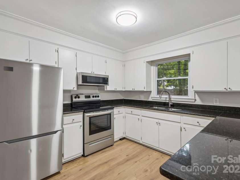 613 Davis Street, Lancaster, SC 29720.  MLS# CAR4270650, YatesRealty ID 25649. 