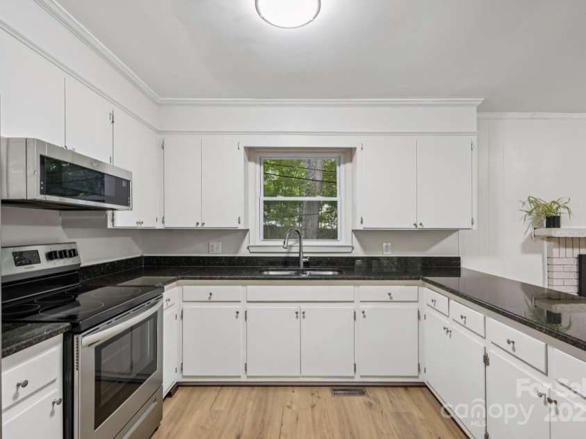 613 Davis Street, Lancaster, SC 29720.  MLS# CAR4270650, YatesRealty ID 25649. 