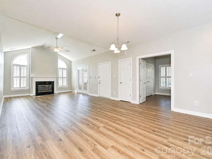 8348 Highland Glen Drive, Charlotte, NC 28269.  MLS# CAR4355382, YatesRealty ID 25649. 