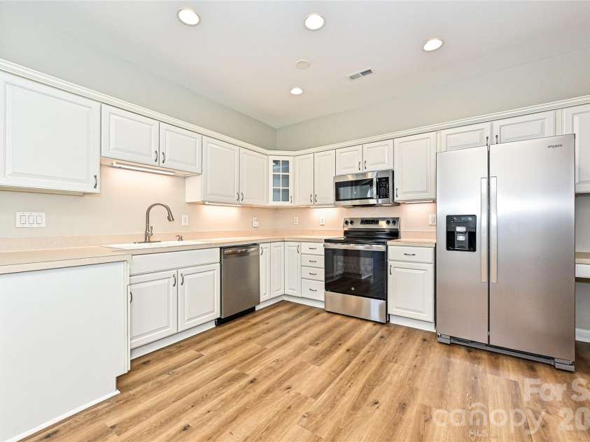 8348 Highland Glen Drive, Charlotte, NC 28269.  MLS# CAR4355382, YatesRealty ID 25649. 