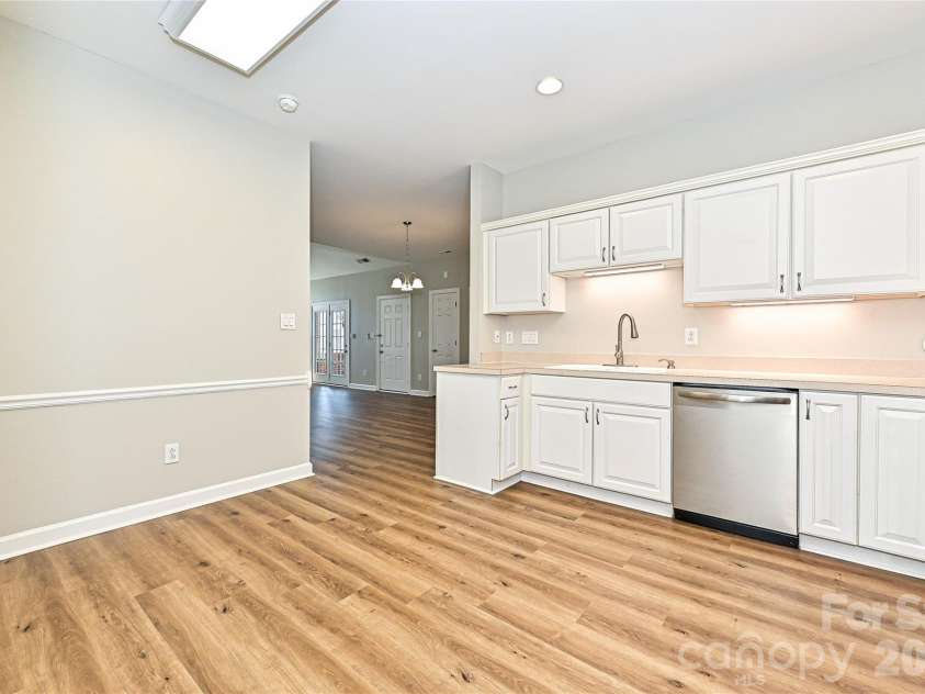 8348 Highland Glen Drive, Charlotte, NC 28269.  MLS# CAR4355382, YatesRealty ID 25649. 