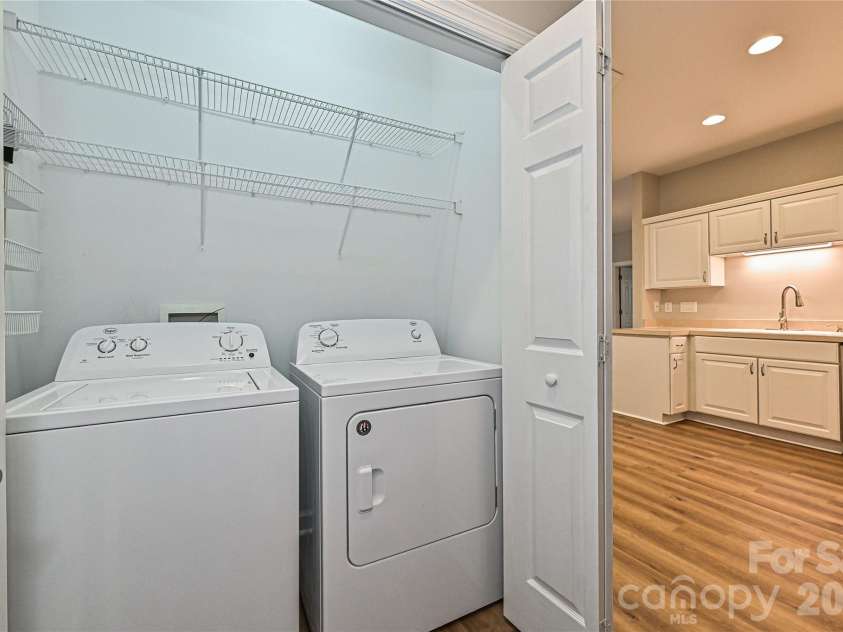 8348 Highland Glen Drive, Charlotte, NC 28269.  MLS# CAR4355382, YatesRealty ID 25649. 