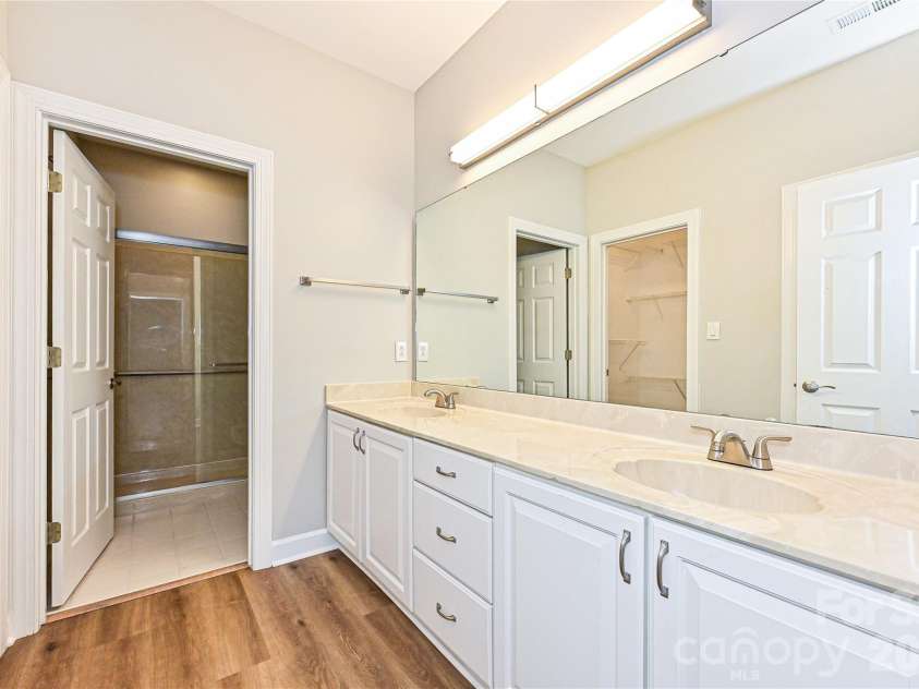 8348 Highland Glen Drive, Charlotte, NC 28269.  MLS# CAR4355382, YatesRealty ID 25649. 