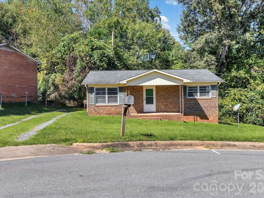 607 Waylen Street, Shelby, NC 28150.  MLS# CAR4305299, YatesRealty ID 2565. 