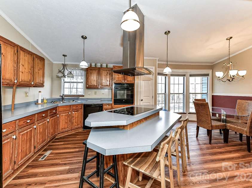 8327 Walkup Road, Waxhaw, NC 28173.  MLS# CAR4209160, YatesRealty ID 2565. Eat In Kitchen with Vaulted Ceiling