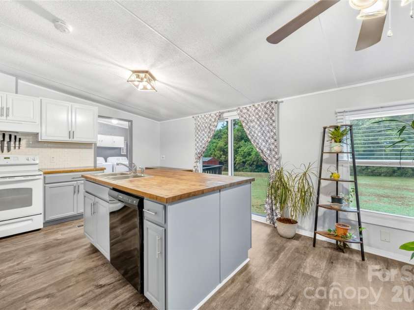 139 Gayle Drive, Troutman, NC 28166.  MLS# CAR4375168, YatesRealty ID 25654. Large Kitchen island