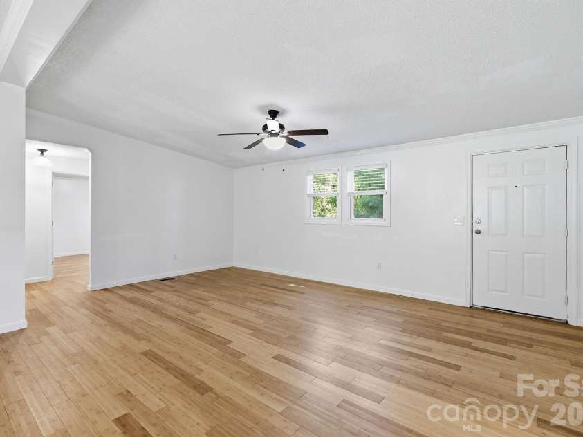 118 Heather Drive, Asheville, NC 28806.  MLS# CAR4386340, YatesRealty ID 25656. 