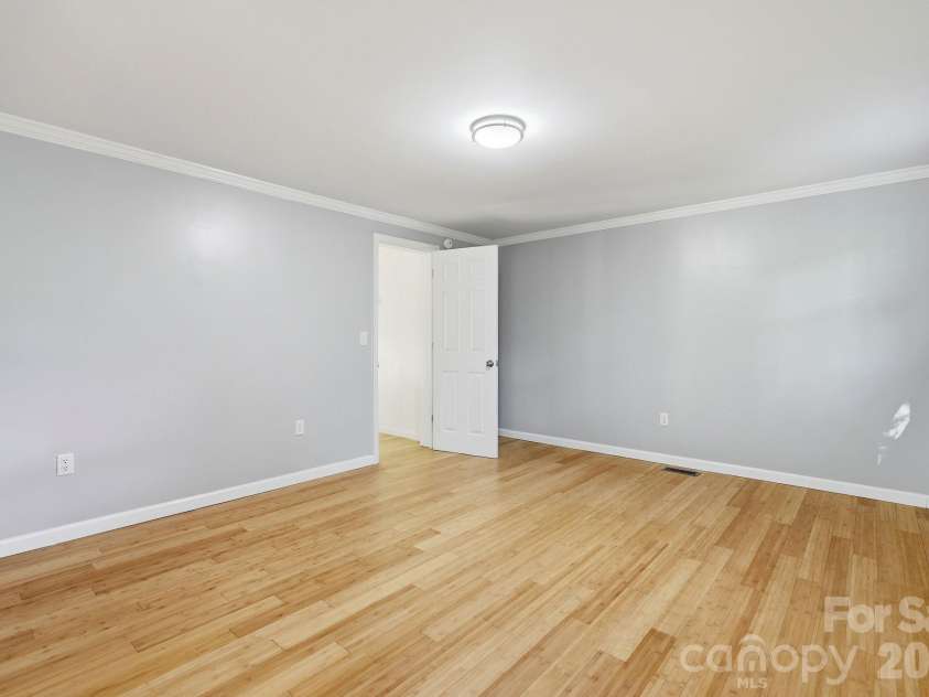 118 Heather Drive, Asheville, NC 28806.  MLS# CAR4386340, YatesRealty ID 25656. 