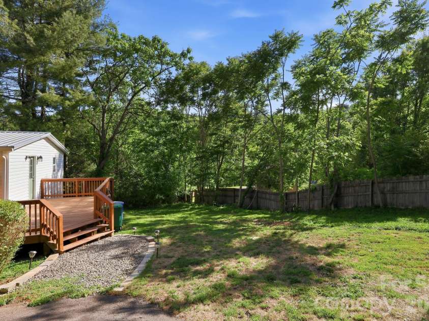 118 Heather Drive, Asheville, NC 28806.  MLS# CAR4386340, YatesRealty ID 25656. 