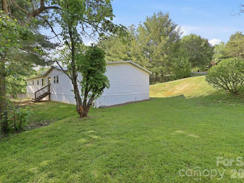 118 Heather Drive, Asheville, NC 28806.  MLS# CAR4386340, YatesRealty ID 25656. 