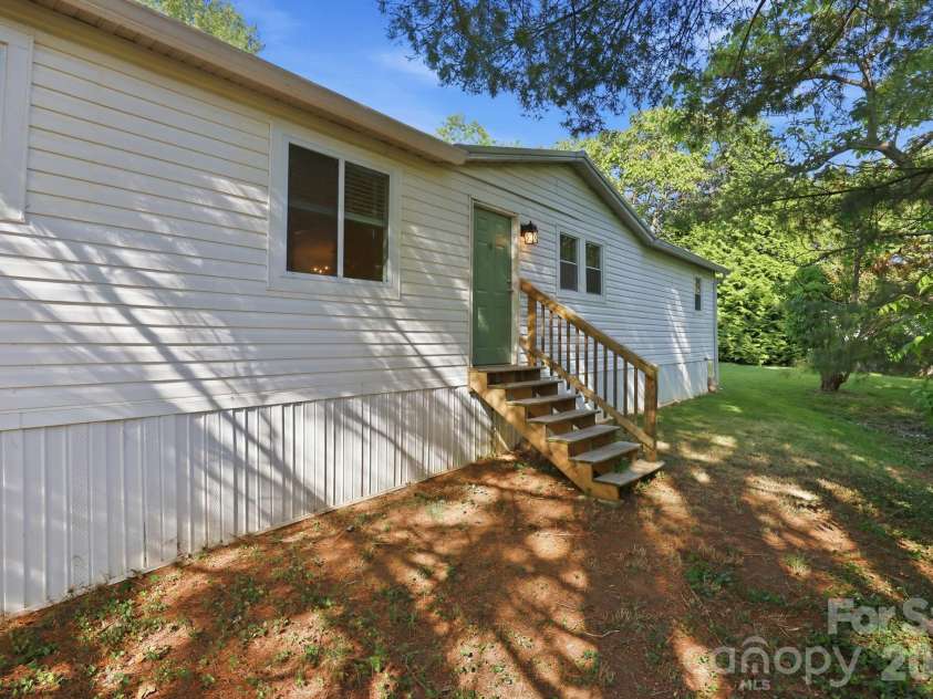118 Heather Drive, Asheville, NC 28806.  MLS# CAR4386340, YatesRealty ID 25656. 