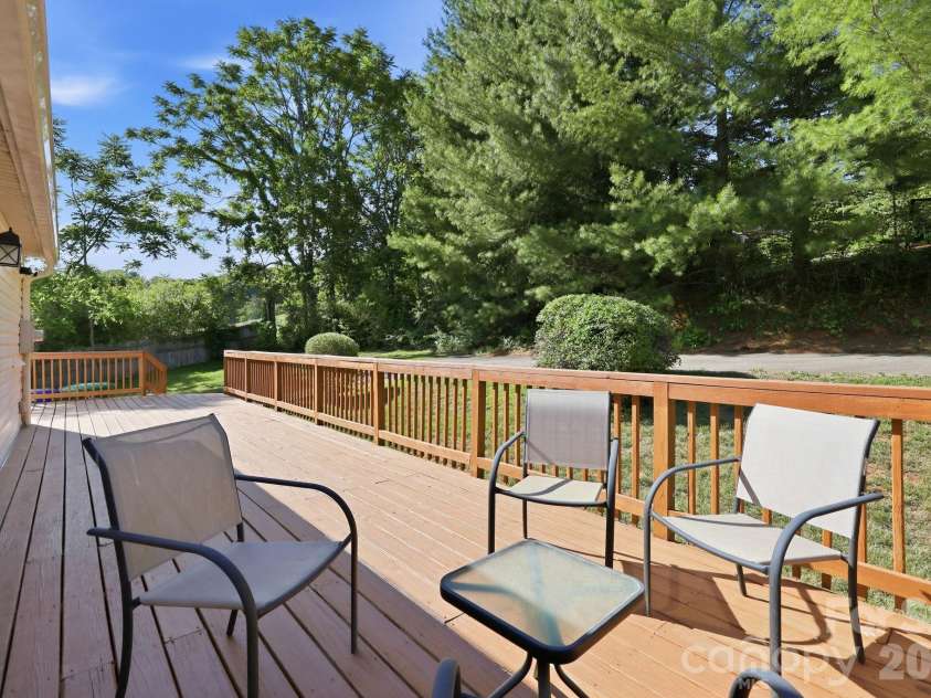 118 Heather Drive, Asheville, NC 28806.  MLS# CAR4386340, YatesRealty ID 25656. 