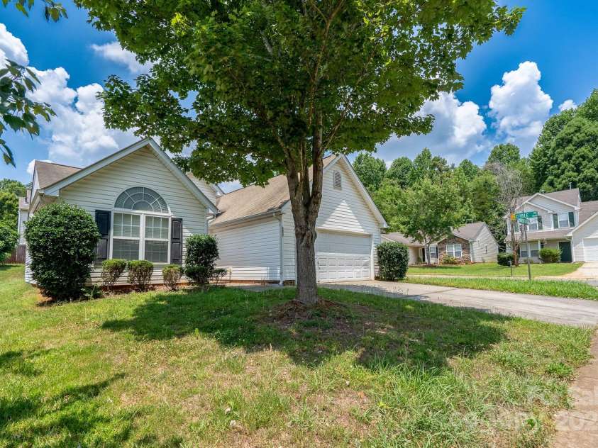 6857 Parkers Crossing Drive, Charlotte, NC 28215.  MLS# CAR4273847, YatesRealty ID 25656. 