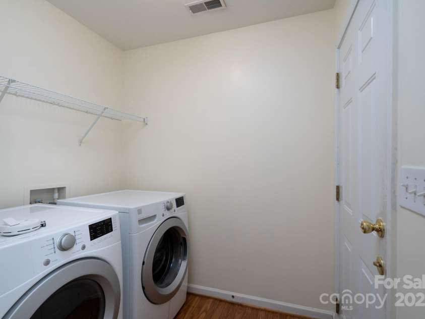 6857 Parkers Crossing Drive, Charlotte, NC 28215.  MLS# CAR4273847, YatesRealty ID 25656. 