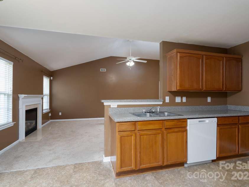 6857 Parkers Crossing Drive, Charlotte, NC 28215.  MLS# CAR4273847, YatesRealty ID 25656. 