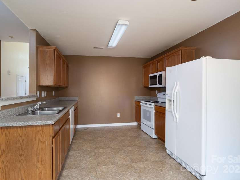 6857 Parkers Crossing Drive, Charlotte, NC 28215.  MLS# CAR4273847, YatesRealty ID 25656. 