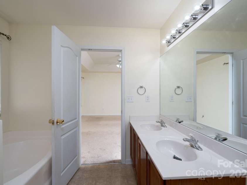 6857 Parkers Crossing Drive, Charlotte, NC 28215.  MLS# CAR4273847, YatesRealty ID 25656. 