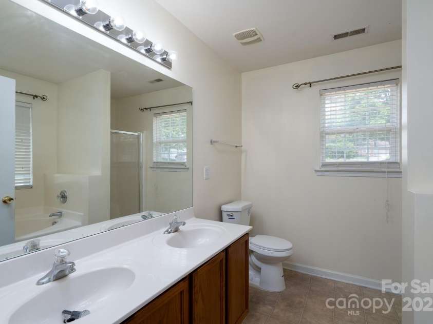 6857 Parkers Crossing Drive, Charlotte, NC 28215.  MLS# CAR4273847, YatesRealty ID 25656. 
