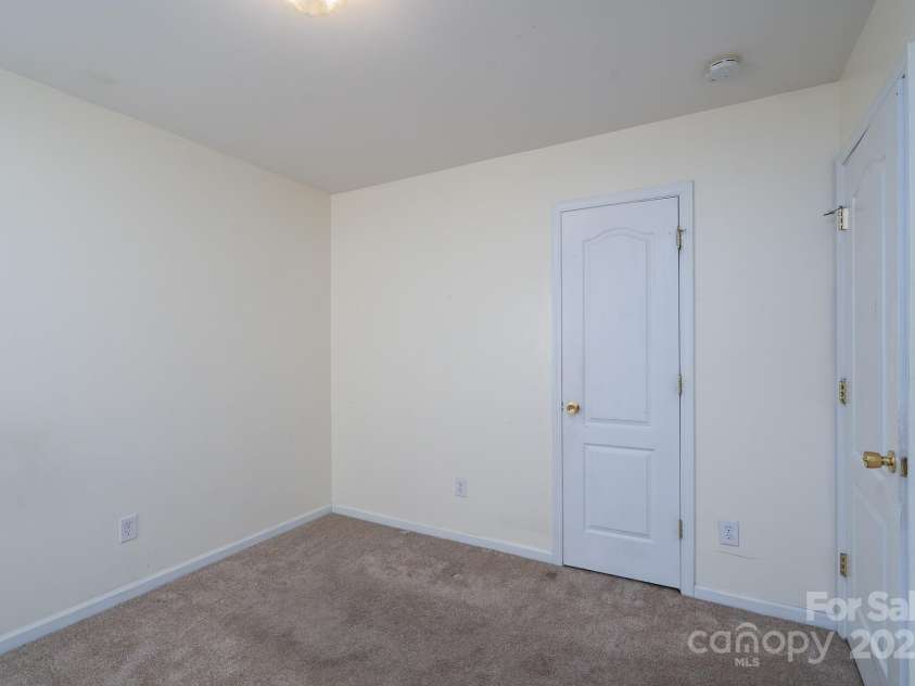 6857 Parkers Crossing Drive, Charlotte, NC 28215.  MLS# CAR4273847, YatesRealty ID 25656. 