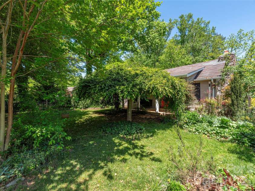 14 Murray Lane, Asheville, NC 28806.  MLS# CAR4374816, YatesRealty ID 25659. 