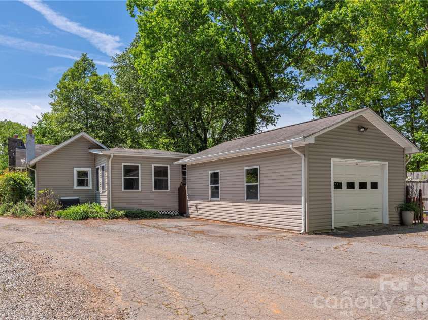 14 Murray Lane, Asheville, NC 28806.  MLS# CAR4374816, YatesRealty ID 25659. Ample parking