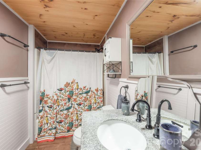 14 Murray Lane, Asheville, NC 28806.  MLS# CAR4374816, YatesRealty ID 25659. Full bathroom