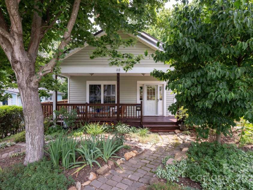 32 Water Street, Asheville, NC 28801.  MLS# CAR4277476, YatesRealty ID 25660. Flowing Stone Walkways