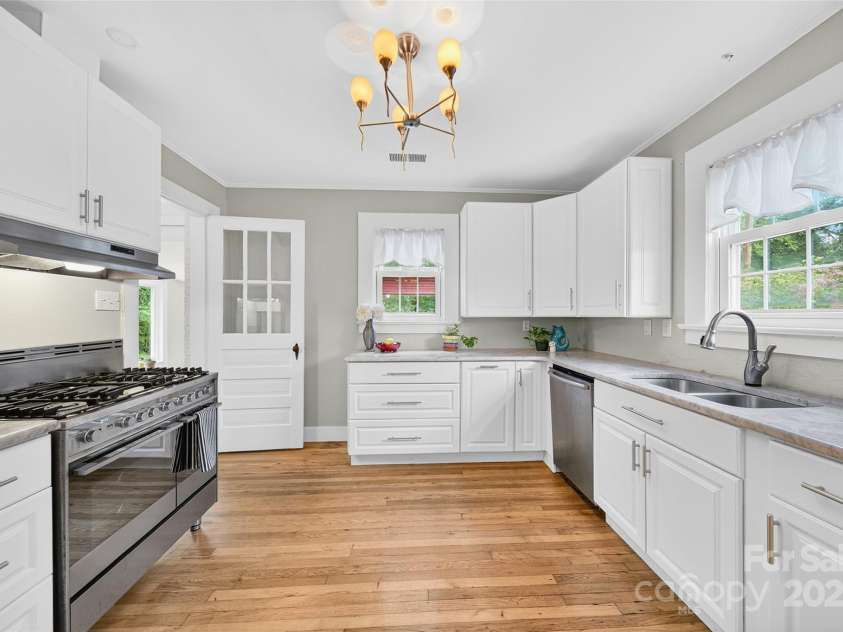 215 Magnolia Street, Statesville, NC 28677.  MLS# CAR4279573, YatesRealty ID 25661. High-End Appliances