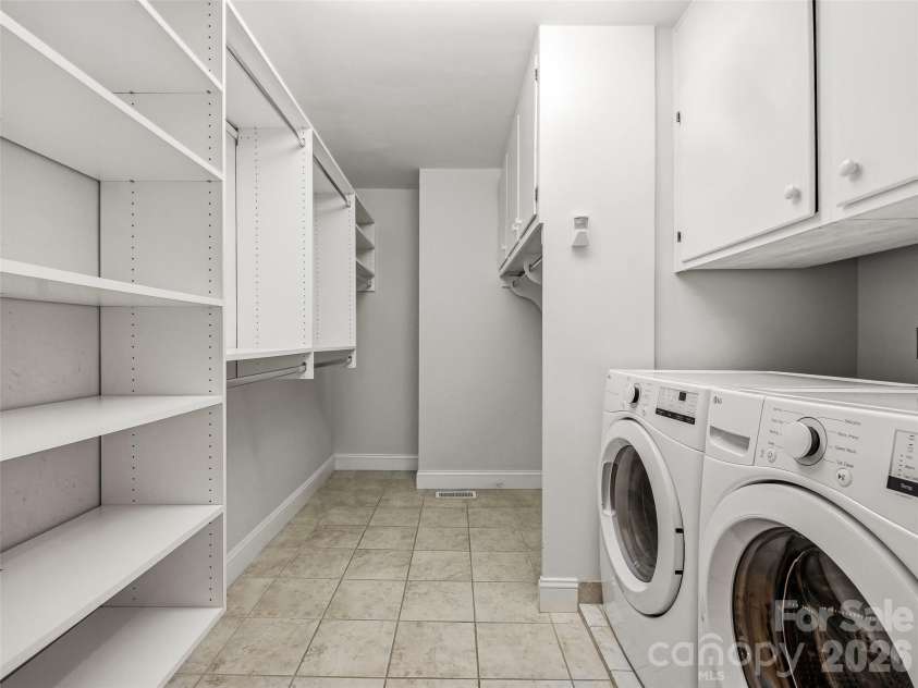 109 Stuyvesant Road, Asheville, NC 28803.  MLS# CAR4374865, YatesRealty ID 25663. Main floor laundry