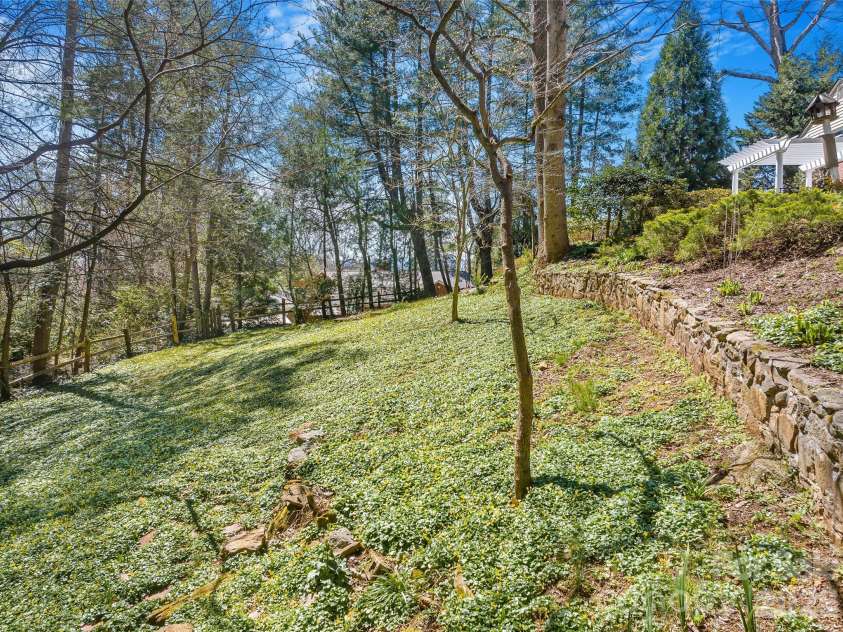 4 Dogwood Road, Asheville, NC 28804.  MLS# CAR4364830, YatesRealty ID 25666. 