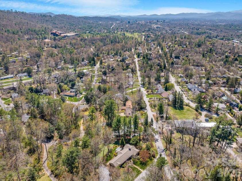 4 Dogwood Road, Asheville, NC 28804.  MLS# CAR4364830, YatesRealty ID 25666. 