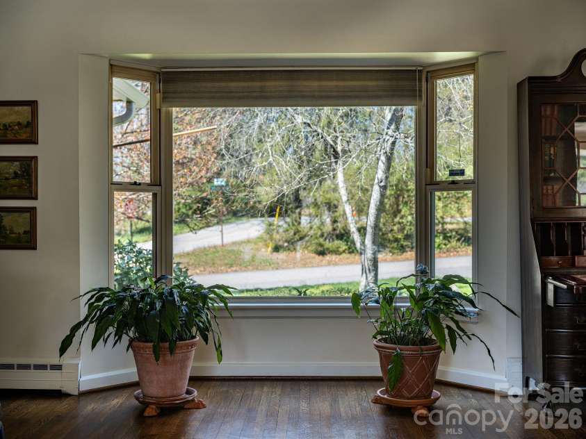 4 Dogwood Road, Asheville, NC 28804.  MLS# CAR4364830, YatesRealty ID 25666. 