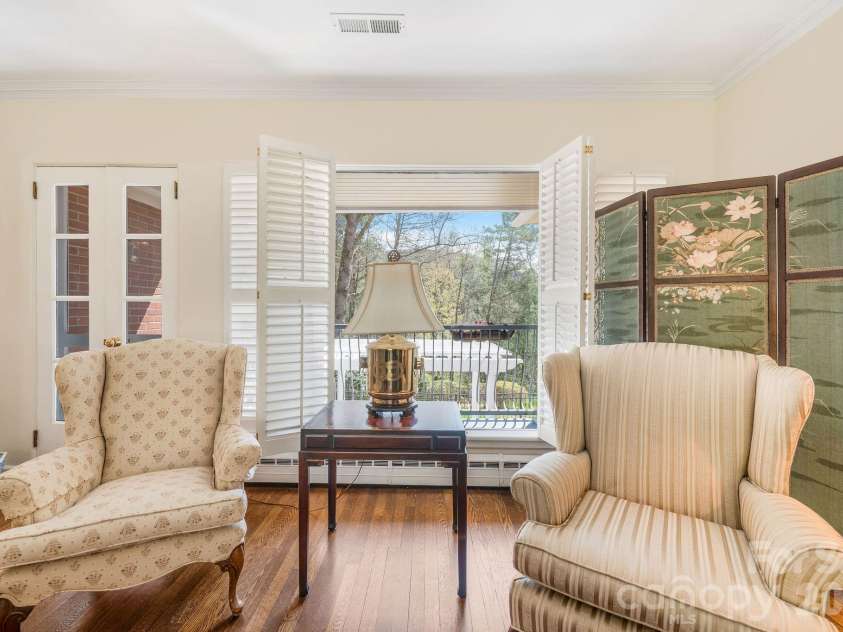4 Dogwood Road, Asheville, NC 28804.  MLS# CAR4364830, YatesRealty ID 25666. 