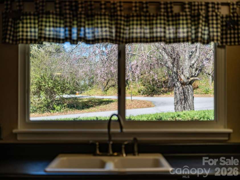 4 Dogwood Road, Asheville, NC 28804.  MLS# CAR4364830, YatesRealty ID 25666. 