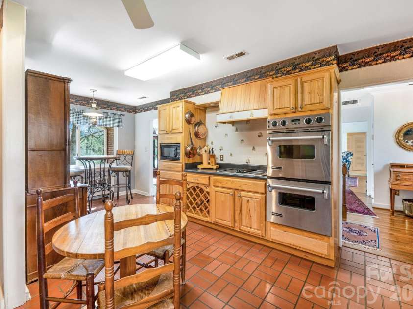 4 Dogwood Road, Asheville, NC 28804.  MLS# CAR4364830, YatesRealty ID 25666. 