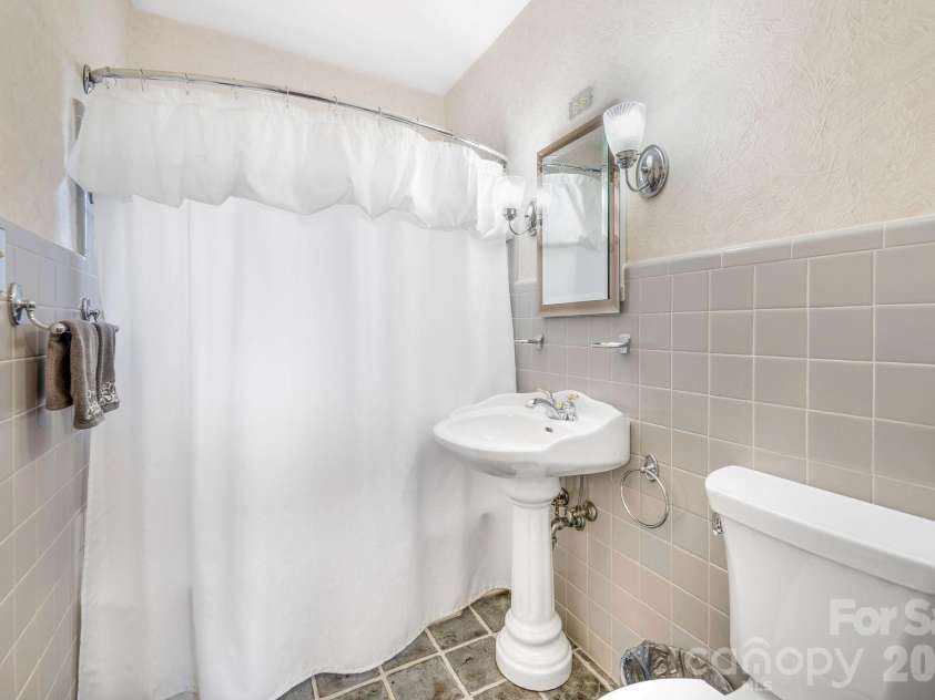 4 Dogwood Road, Asheville, NC 28804.  MLS# CAR4364830, YatesRealty ID 25666. 