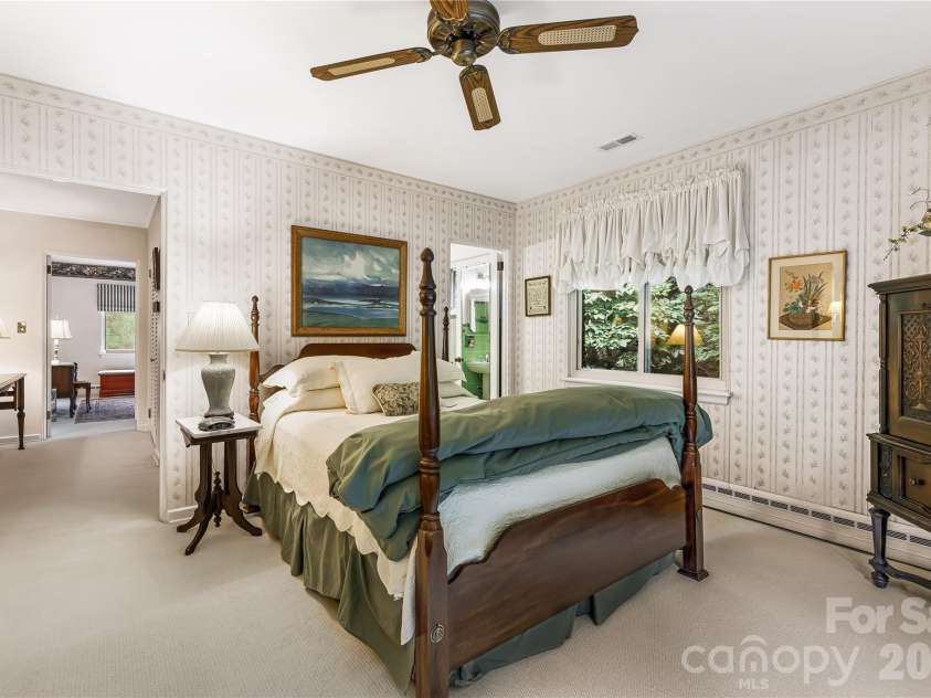 4 Dogwood Road, Asheville, NC 28804.  MLS# CAR4364830, YatesRealty ID 25666. 
