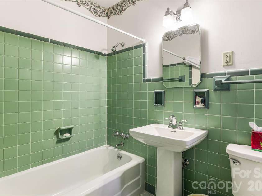 4 Dogwood Road, Asheville, NC 28804.  MLS# CAR4364830, YatesRealty ID 25666. 
