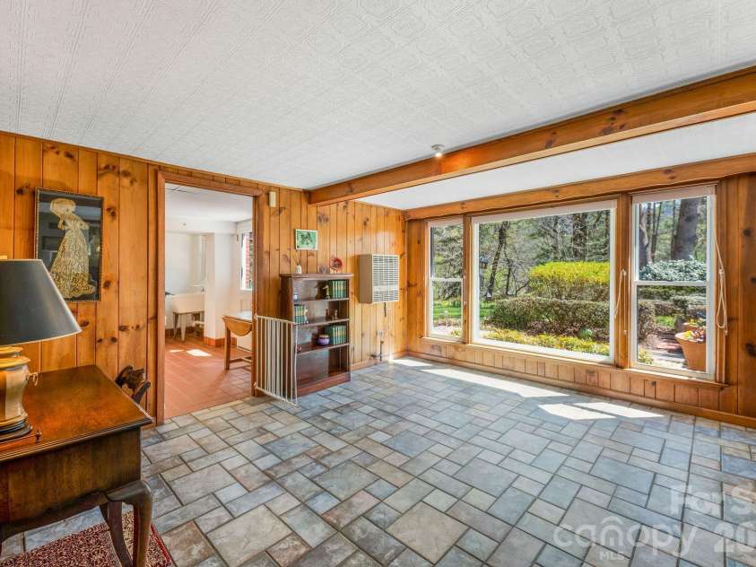 4 Dogwood Road, Asheville, NC 28804.  MLS# CAR4364830, YatesRealty ID 25666. 