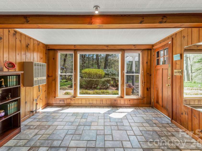 4 Dogwood Road, Asheville, NC 28804.  MLS# CAR4364830, YatesRealty ID 25666. 