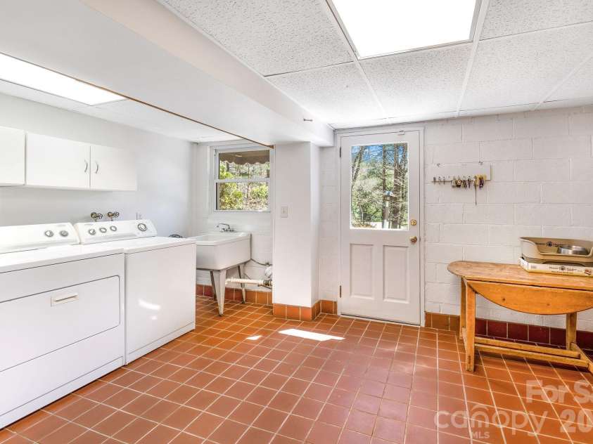4 Dogwood Road, Asheville, NC 28804.  MLS# CAR4364830, YatesRealty ID 25666. 