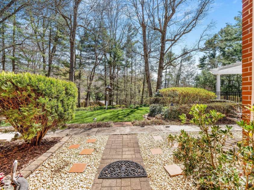 4 Dogwood Road, Asheville, NC 28804.  MLS# CAR4364830, YatesRealty ID 25666. 