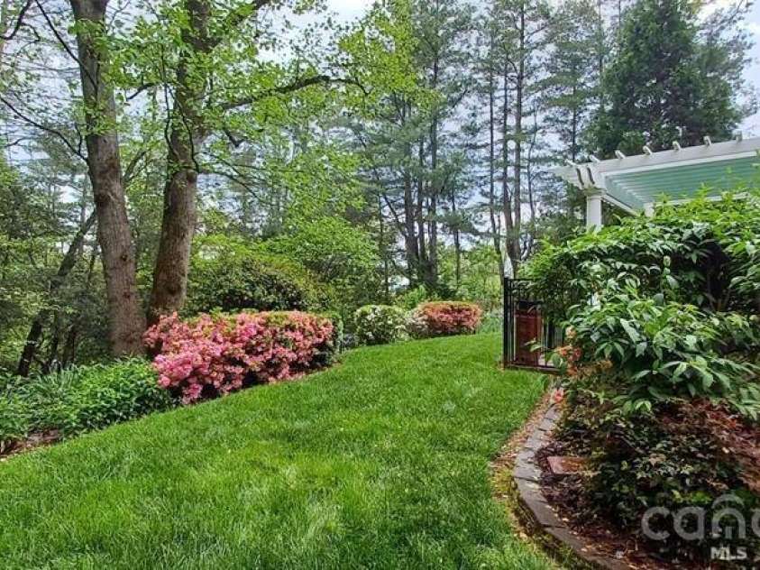 4 Dogwood Road, Asheville, NC 28804.  MLS# CAR4364830, YatesRealty ID 25666. 