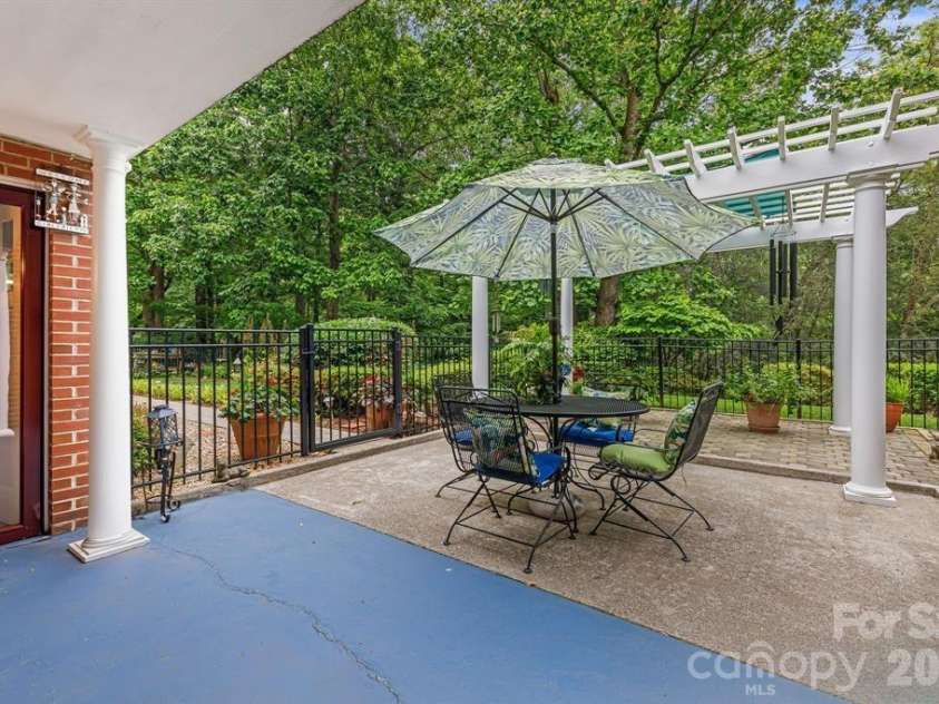 4 Dogwood Road, Asheville, NC 28804.  MLS# CAR4364830, YatesRealty ID 25666. 