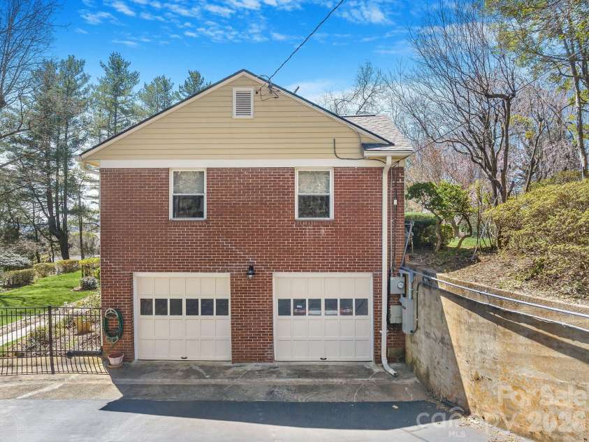 4 Dogwood Road, Asheville, NC 28804.  MLS# CAR4364830, YatesRealty ID 25666. 