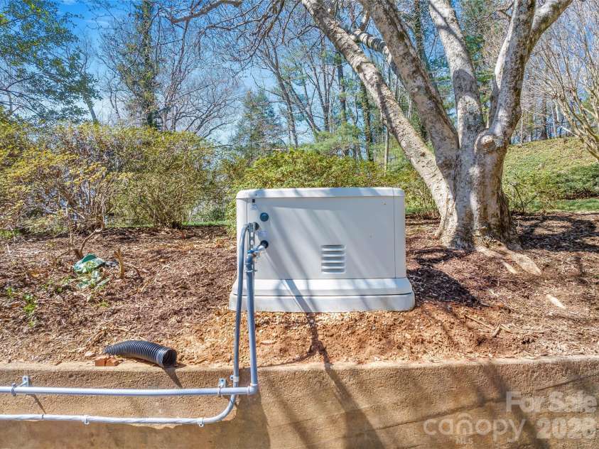 4 Dogwood Road, Asheville, NC 28804.  MLS# CAR4364830, YatesRealty ID 25666. 