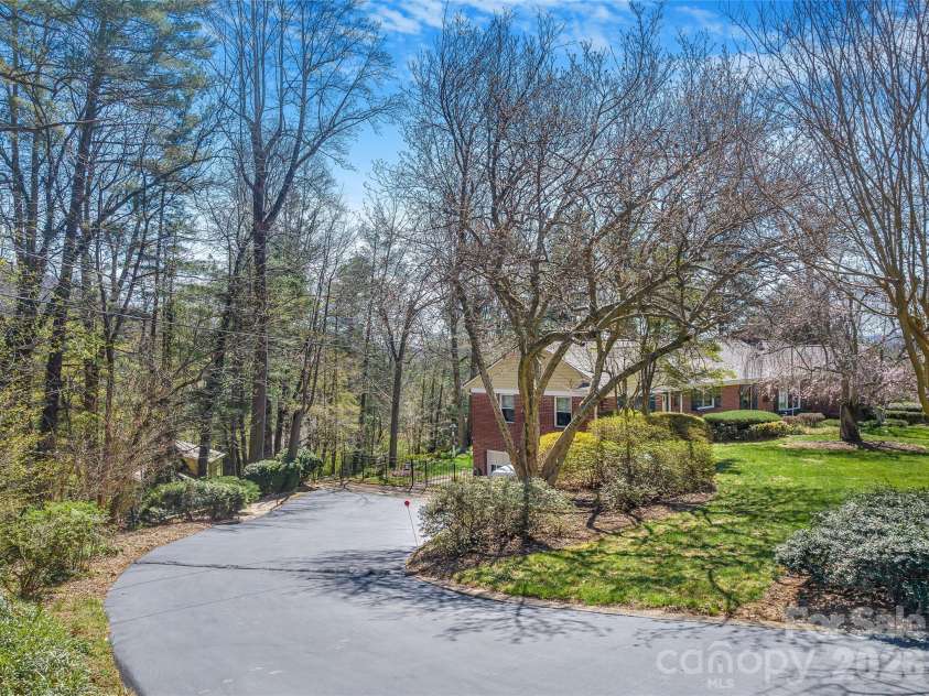 4 Dogwood Road, Asheville, NC 28804.  MLS# CAR4364830, YatesRealty ID 25666. 