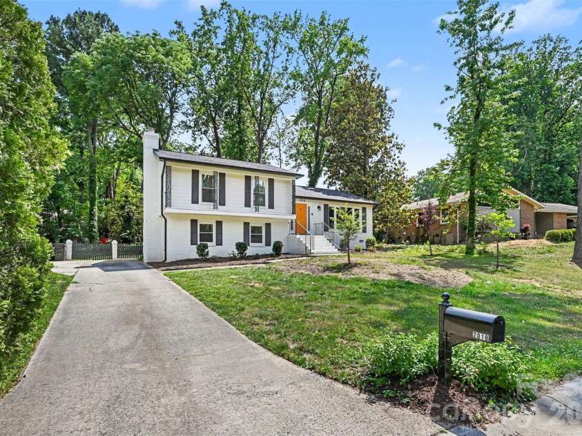 2018 Knell Drive, Charlotte, NC 28212.  MLS# CAR4384652, YatesRealty ID 25667. Front Drive
