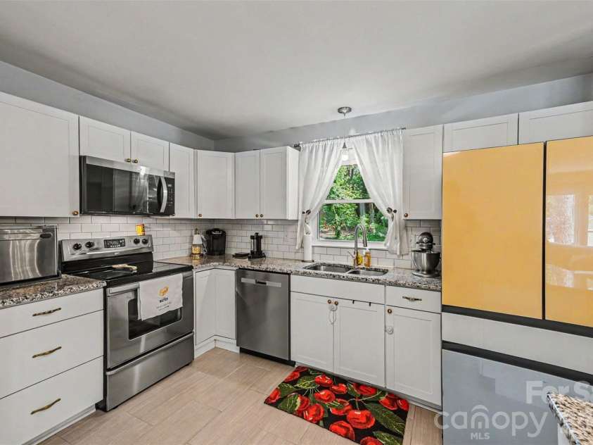 2018 Knell Drive, Charlotte, NC 28212.  MLS# CAR4384652, YatesRealty ID 25667. Kitchen